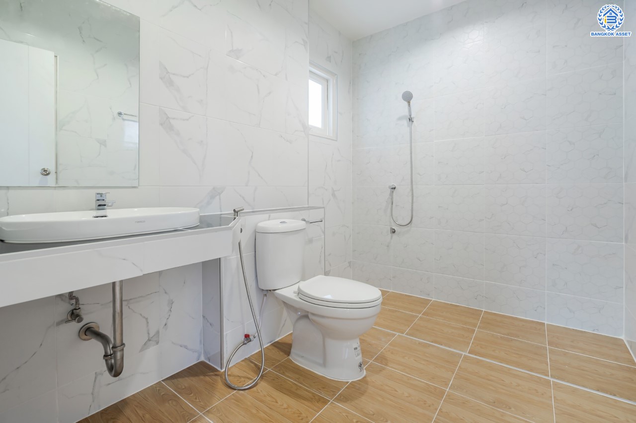 บ้านมือสองตกแต่งใหม่ ม.ลลิลอินเดอะพาร์ค บางใหญ่ พร้อมอยู่ตอบโจทย์ทุกฟังก์ชัน เนื้อที่ 50 ตร.ว. ฟังก์ชัน 3 ห้องนอน 2 ห้องน้ำ 1 ที่จอดรถ บนทำเลเดินทางสะดวก ใกล้เซ็นทรัลเวสต์เกต ทางด่วน "กาญจนาภิเษก และเพียง 5 นาทีถึงรถไฟฟ้าสายสีม่วง "สถานีตลาดบางใหญ่"